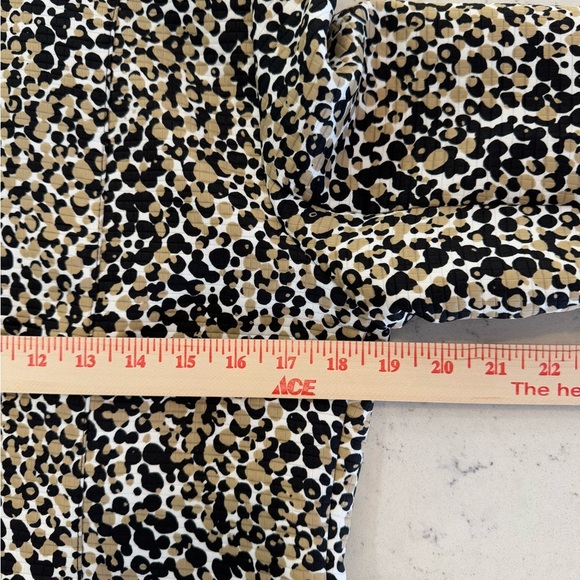 Preswick & Moore Woman’s Size Medium
Jacket Big Button Cheetah Print - Picture 10 of 11